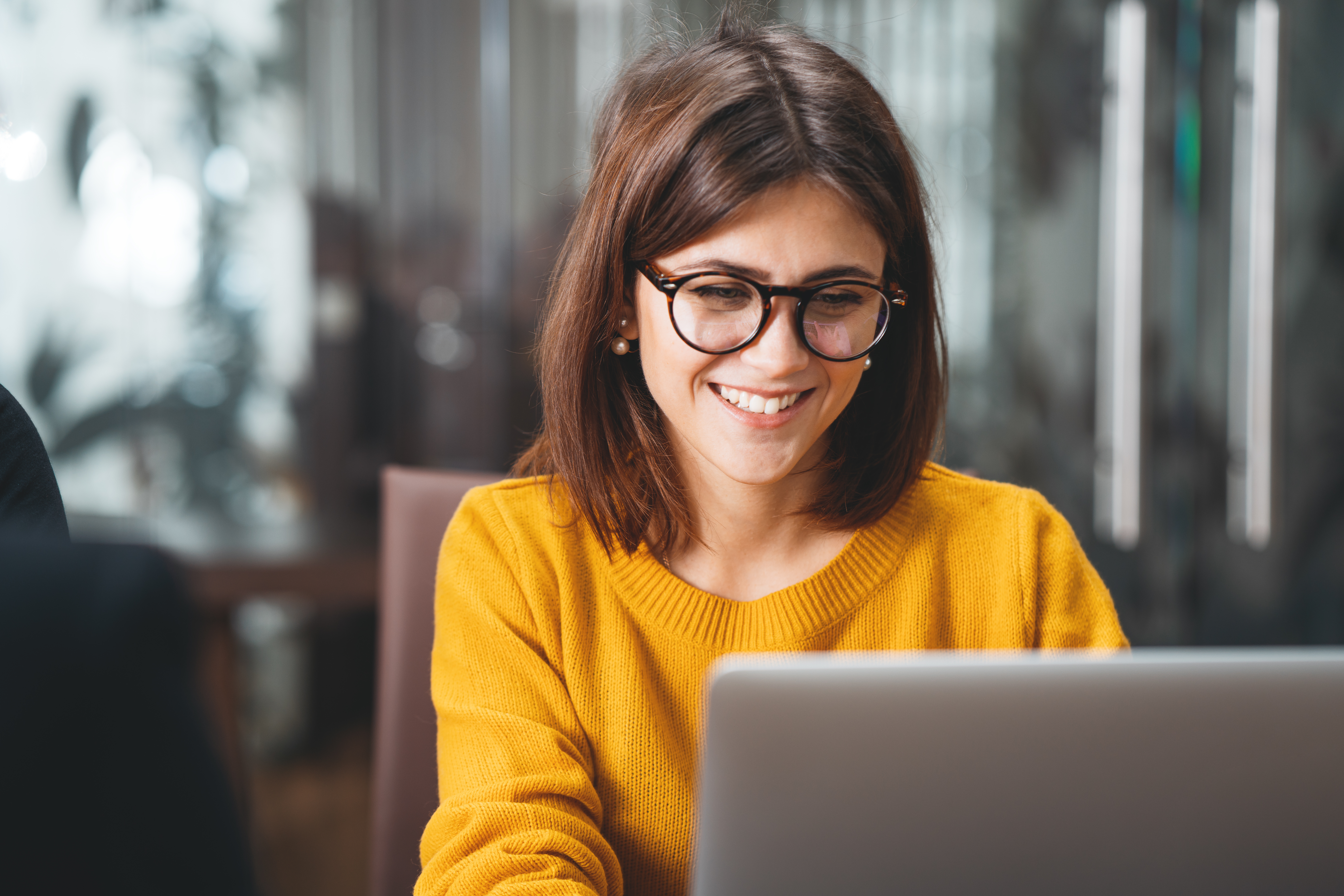 woman-using-computer